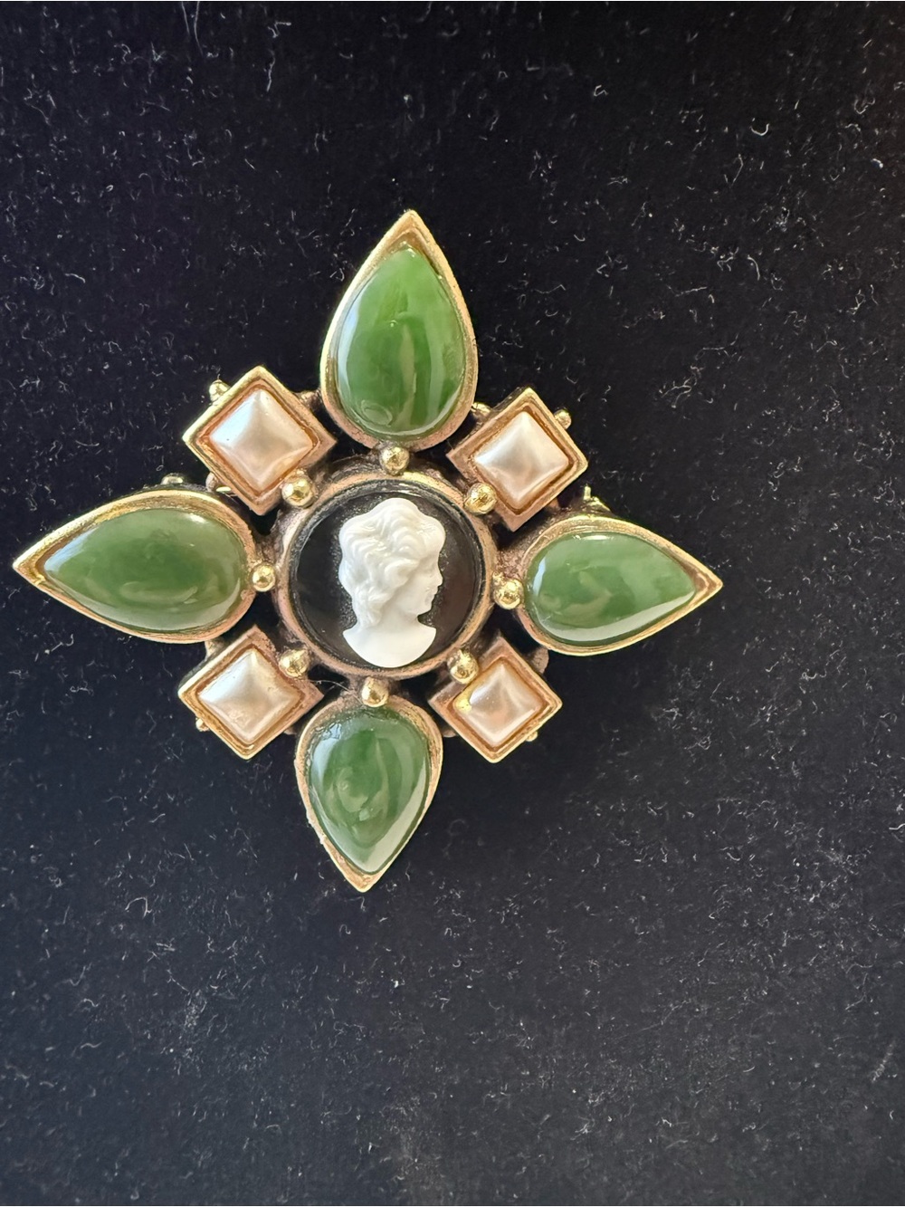 Linda levinson vintage cameo brooch Green cabachon faux Pearl gold statement pin - Picture 4 of 6